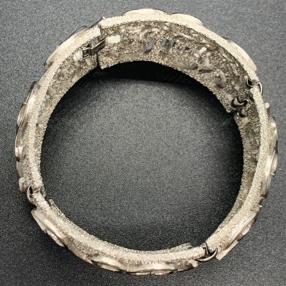 Signed Trifari Vintage Silver Tone Openwork Floral Panel Wide Bracelet 7.5" - Picture 5 of 6